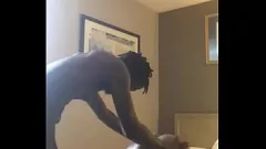 Reproduzir Uma prostituta safada do gueto com uma bunda grande e buceta raspada deixa um pau grande agredi-la em cada buraco