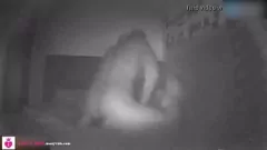 Redare Adolescent de optsprezece ani se bucură de sex dur în întuneric și apoi face patul