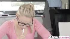 Reproducir Hombre disfrutando del coño de su esposa y ama de llaves