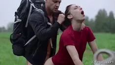 Redare Pustoaica fututa afara langa masina