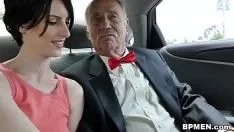 Abspielen Zwei Rentner ficken eine schöne junge Frau