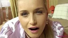 Jouer Xxx Romantic Movies tire sa culotte et met sa bite dans son cul