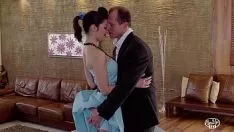 Abspielen Iulia Vantur wird von einem japanischen Huhn zwischen ihren großen Titten gefickt