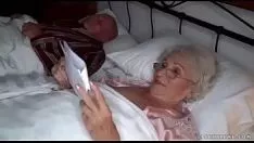 Afspelen De oude vrouw met wit haar besluit haar hele kutje aan haar kleinzoon te geven