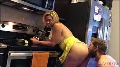 Oynat Bir anne ile mutfakta seks göt yaladı