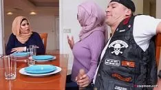Odtwórz Dwie Arabki robią cipkę brzydkiej