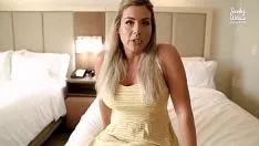 Jouer Une star du porno blonde baise avec plus d'hommes avec de grosses queues