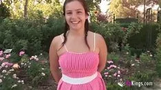 Abspielen Frauen, die mit Hunden ficken und Esel-Pornofilme im Park lutschen