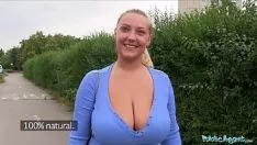 Reproducir Porno con una rubia tetona sobornada con dinero para follar en el bosque