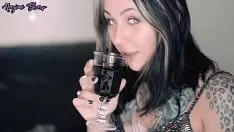 Jouer C'est facile et il faut du courage pour sucer une bite après un verre de Xxx fort