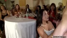 Afspelen Een brunette hoer geeft een pijpbeurt op een feestje