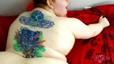 Redare Un negru fute o grasa tatuata pe spate