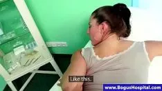 تشغيل XXX في جلسة تدليك مع شاب يضع أصابعه في مؤخرة العميل