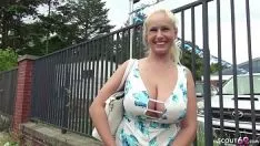 تشغيل يجلس في وضع حرج ورأسه لأسفل وحماره مرفوع