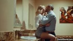 Reproducir Bupa ella corre y se esconde debajo de las complicaciones del orgasmo de la cama