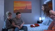 Reproducir Una chica no sabe cómo jugar con una polla y enseñarle a la mesa