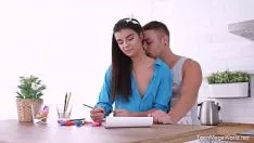 Jouer Sorprende il fidanzato in cucina la mattina quando lui le scopa il culo e la fica con la cameriera