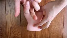 Abspielen Emo mit langen Haaren steckt ihren Finger in ihre Muschi und hat einen Orgasmus