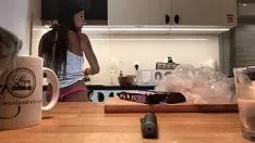 Reproduzir A cueca dessa jovem é muito sexy e ela quer chupar o pau