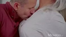 Jouer Il se fait baiser la bite par trois belles femmes matures qui veulent toutes le sucer