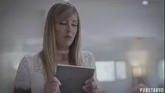 Jouer Il insère son doigt dans le cul de son partenaire car il veut le sentir intensément