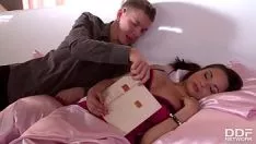 Reproduzir Babe acordou do sono com as línguas na buceta e depois levou para o pau