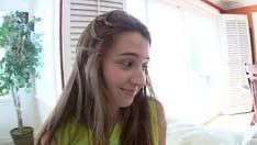 Reproducir La joven se deja follar por el culo por su nuevo novio