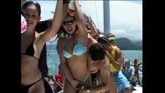 Jouer Elle participe à une soirée privée où des hommes l'excitent avec une bouteille de champagne dans la chatte