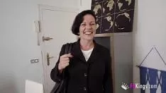 Jouer La bionda che succhia il cazzo nero perché è la sua fantasia definitiva e lo vuole