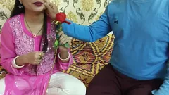 تشغيل صنم القدم في يوم الوردة البرية لربة منزل ديسي