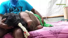 تشغيل الليلة الأولى للعروس عديمة الخبرة من الصراخ الشديد العاطفي