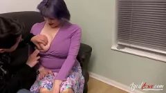 Jouer Une MILF aux gros seins partage la bite d'un jeune étalon lors d'une rencontre passionnée