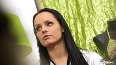 Jouer Euro Babe Kari Sweet convaincue de faux casting et de sexe chaud en gorge profonde