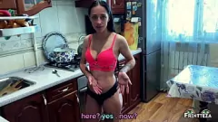 تشغيل زوجة الأب تساعد ربيب في فيلم هوك تواه، وينتهي في خيال عائلي مليء بالنائب