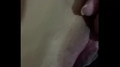 Reproducir Cogí a mi chica masturbándose con el coño afeitado