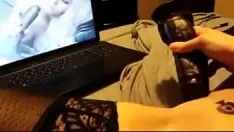 Oynat 19 yaşındaki genç porno film izliyor ve siyah bir lastik horoz ile mastürbasyon yapıyor