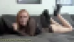 Reproducir Bdsm femdom cei: Míralo comer su propio semen