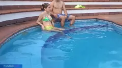 Oynat Sıcak öğleden sonra havuz seansı sert kardeş seksine dönüşüyor