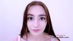 Jouer Action lesbienne chaude avec petite brune en audition sexy