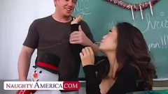 Redare Petite Asian Babe Kaiya Lynn merge sălbatic pentru pula bonus de Crăciun