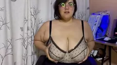 Redare BBW curvy cu ochelari și țâțe mari se plăcește cu jucărie sexuală