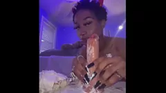 Jouer Surprise d'anniversaire - Hot Brunette monte un gode et devient creampied