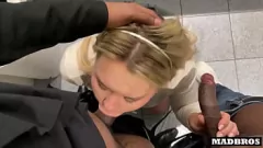 Gagica britanică devine obraznică cu doi cocoși negri mari la birou