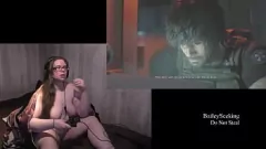 Afspelen Naakt Resident Evil 3 Stream: Inked Brunette legt grote tieten en bochtige kont bloot