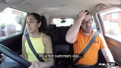 Afspelen Het geschoren poesje van brunette amateur krijgt openbare auto fuck door instructeur