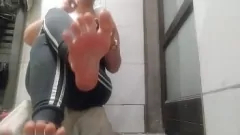 Jouer Amateur sexy avec des taquinettes de gros cul avec les pieds et se mouille