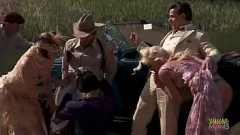 Jouer Fun de groupe en plein air: MILFS avec de gros seins dans les bas