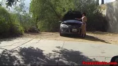 Reproducir Un mecánico penetra a una morena que tiene un auto averiado
