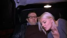 Abspielen Pornofilme von Hardcore-Sex-Blondine im Auto gefickt