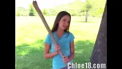 Redare Chloe 18 Gets Wet and Wild: Linge de păsărică în aer liber și orgasm cu degetele